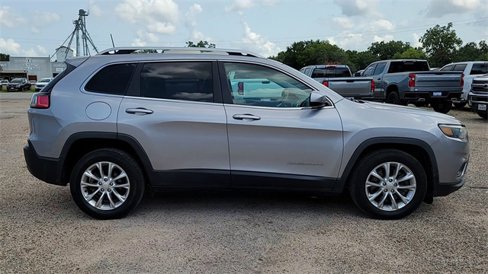 Used 2019 Jeep Cherokee Latitude w/ Popular Appearance Group image 9
