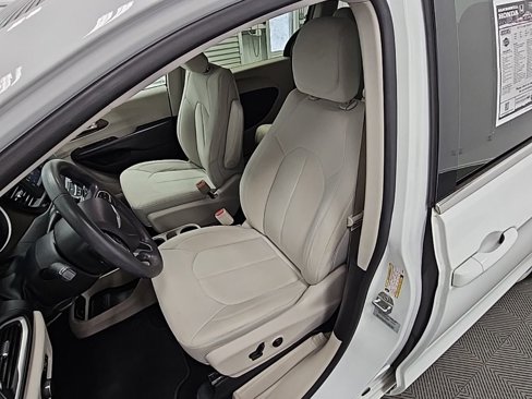 Used 2017 Chrysler Pacifica LX image 27