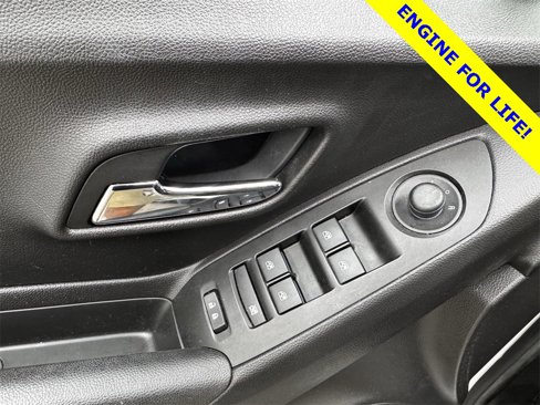Used 2020 Chevrolet Trax LT w/ LT Convenience Package image 17