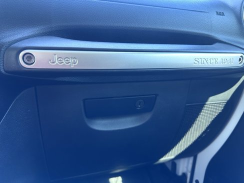 Used 2018 Jeep Wrangler Unlimited Sahara w/ Connectivity Group image 19