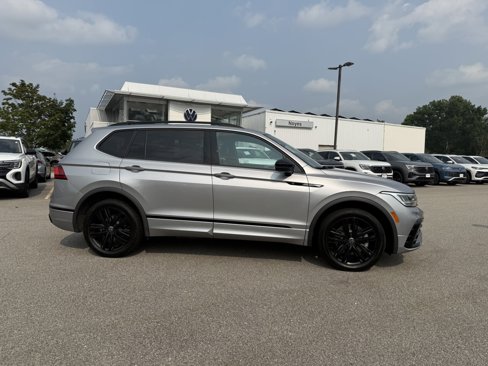 Used 2022 Volkswagen Tiguan SE R-Line image 2