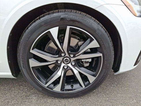 Certified 2025 Volvo S60 B5 Core image 8