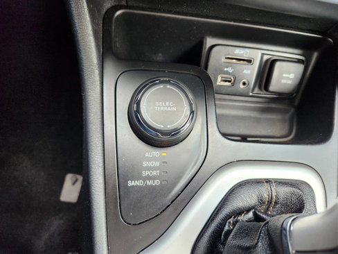 Used 2018 Jeep Cherokee Latitude Plus w/ Comfort/Convenience Group image 25
