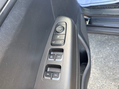 Used 2022 Kia Sportage LX image 11