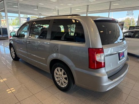 Used 2016 Chrysler Town & Country Touring image 5