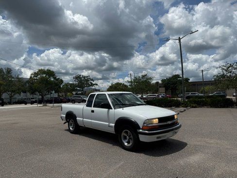Used 2001 Chevrolet S10 Pickup LS w/ Preferred Equipment Group image 3