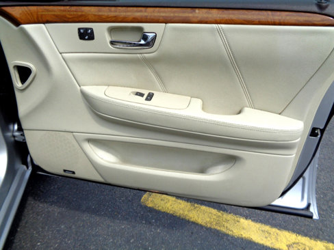 Used 2010 Cadillac DTS Platinum image 29