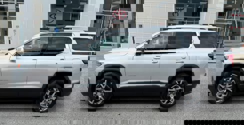 Used 2020 GMC Acadia SLT image 2