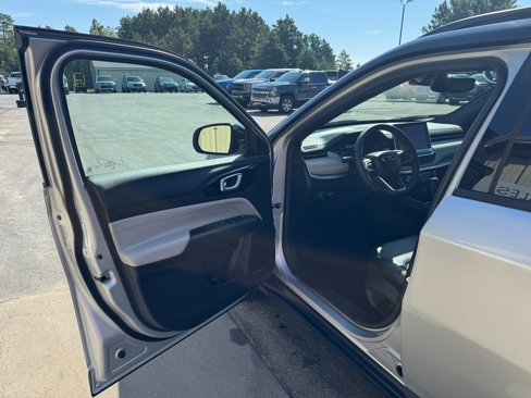 Used 2025 Jeep Compass Limited image 9