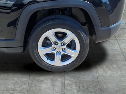 Used 2023 Jeep Compass Latitude image 7