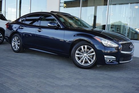 Used 2018 INFINITI Q70 Luxe image 1