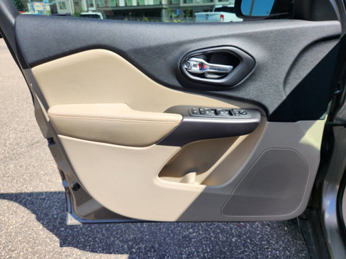 Used 2019 Jeep Cherokee Latitude w/ Cold Weather Group image 18