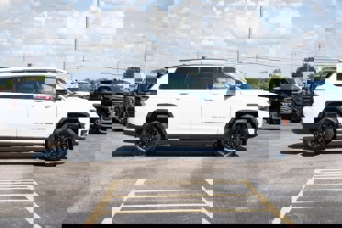 Used 2023 Jeep Grand Cherokee L Laredo image 6