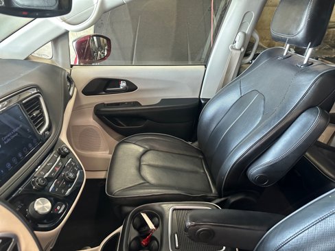 Used 2020 Chrysler Pacifica Limited image 32
