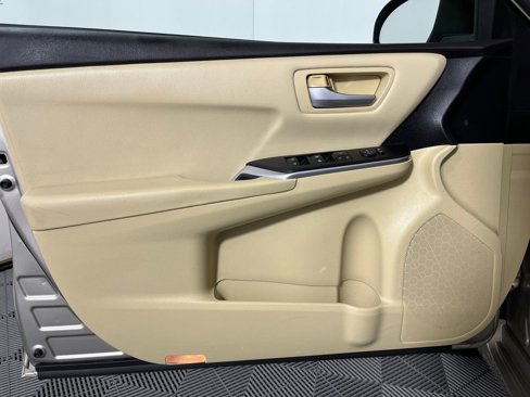 Used 2015 Toyota Camry LE image 9