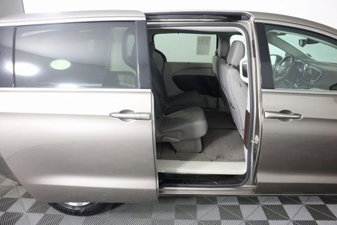 Used 2018 Chrysler Pacifica Touring Plus image 46