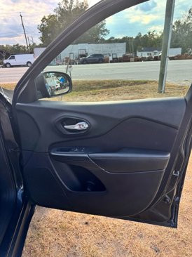 Used 2016 Jeep Cherokee Sport image 11