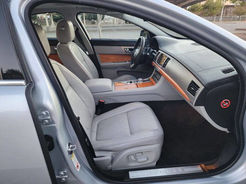 Used 2010 Jaguar XF Luxury image 11