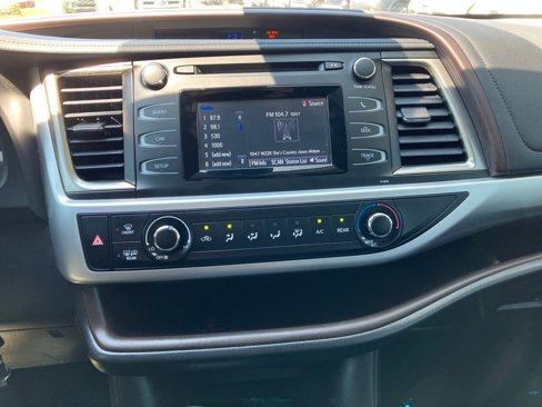 Used 2019 Toyota Highlander LE w/ Phone Cable & Charge Package image 6