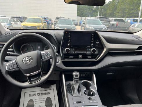 Used 2021 Toyota Highlander L image 13
