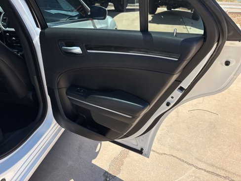 Used 2015 Chrysler 300 Limited image 21