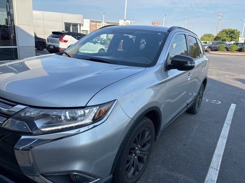 Used 2018 Mitsubishi Outlander LE image 2