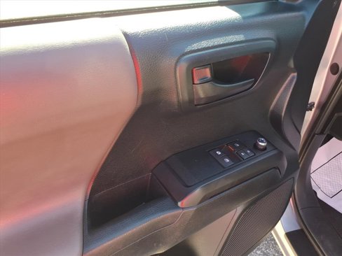Used 2016 Toyota Tacoma SR image 11