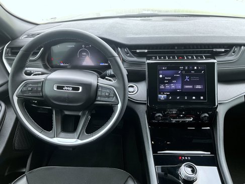 Used 2024 Jeep Grand Cherokee Altitude image 13