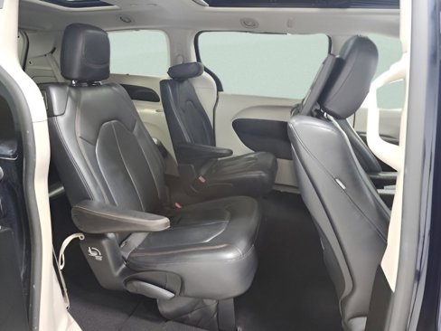 Used 2018 Chrysler Pacifica Touring-L Plus w/ Tire & Wheel Group image 18