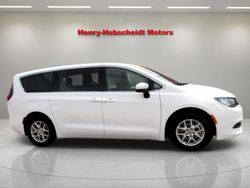 Used 2022 Chrysler Voyager LX image 5