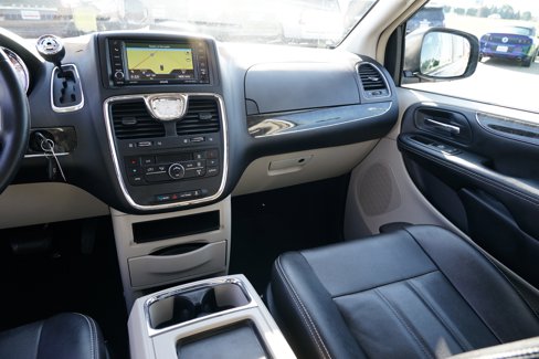Used 2015 Chrysler Town & Country Touring image 21