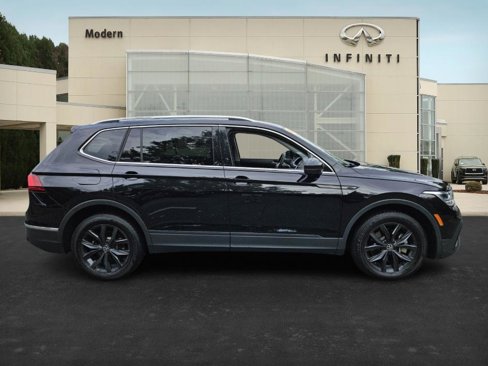Used 2024 Volkswagen Tiguan SE image 3