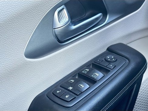 Used 2017 Chrysler Pacifica Platinum image 18