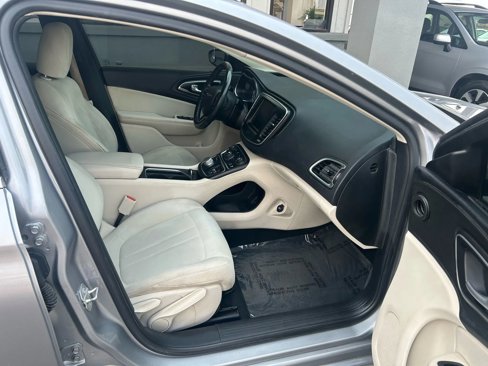 Used 2016 Chrysler 200 Limited w/ Convenience Group image 21