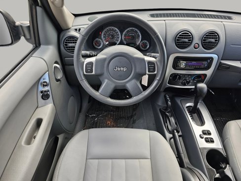 Used 2005 Jeep Liberty Limited image 3