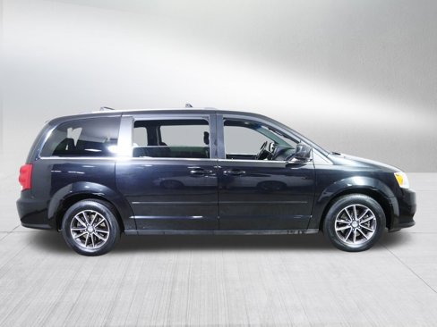 Used 2017 Dodge Grand Caravan SXT image 8