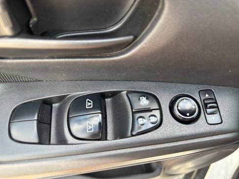 Used 2021 Nissan Kicks S image 19