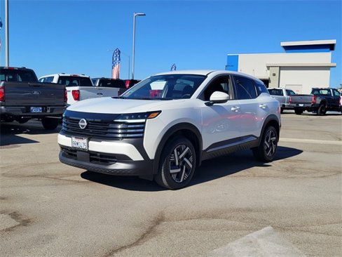 Used 2025 Nissan Kicks SV image 3