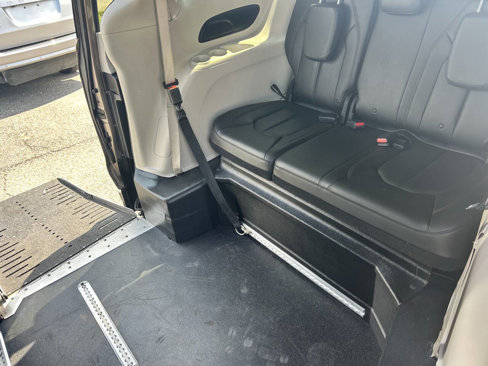 Used 2017 Chrysler Pacifica Touring-L image 16