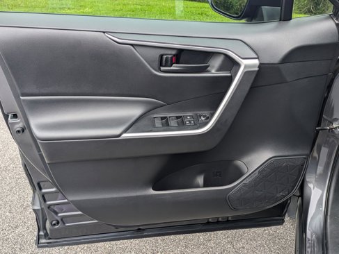 Used 2022 Toyota RAV4 LE image 17