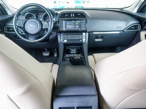 Used 2018 Jaguar F-PACE Premium image 4