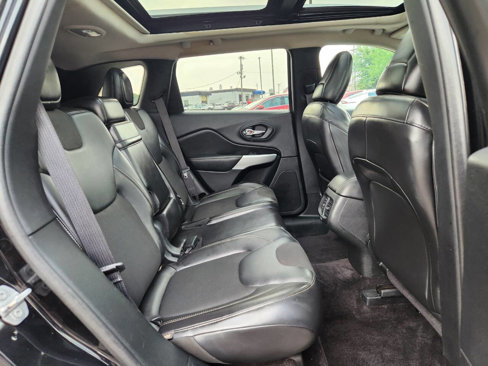 Used 2018 Jeep Cherokee Latitude Plus w/ Comfort/Convenience Group image 14