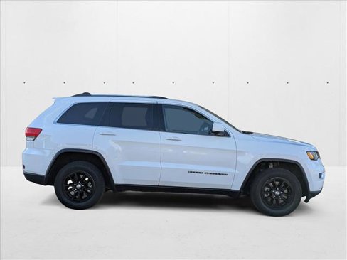 Used 2018 Jeep Grand Cherokee Laredo image 4