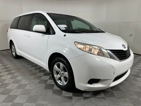 Used 2012 Toyota Sienna LE image 6