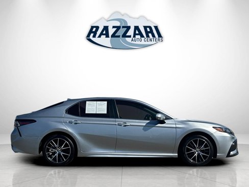Used 2022 Toyota Camry SE image 2