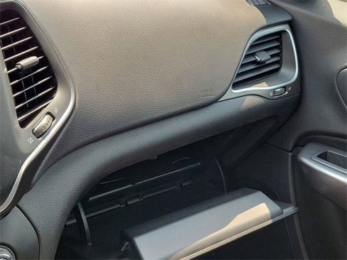 Used 2019 Jeep Cherokee Latitude w/ Popular Appearance Group image 48
