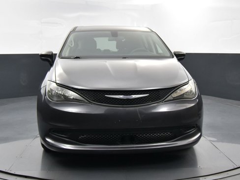 Used 2022 Chrysler Voyager LX image 3
