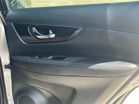 Used 2019 Nissan Rogue SV image 17
