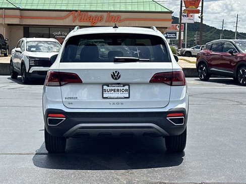 Used 2024 Volkswagen Taos SE image 4