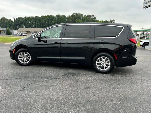 Used 2023 Chrysler Pacifica Touring-L image 7